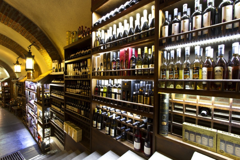 bar-VILLECROZE-min_world_street_travel_shop_canon_georgia_wine_bottles-429767